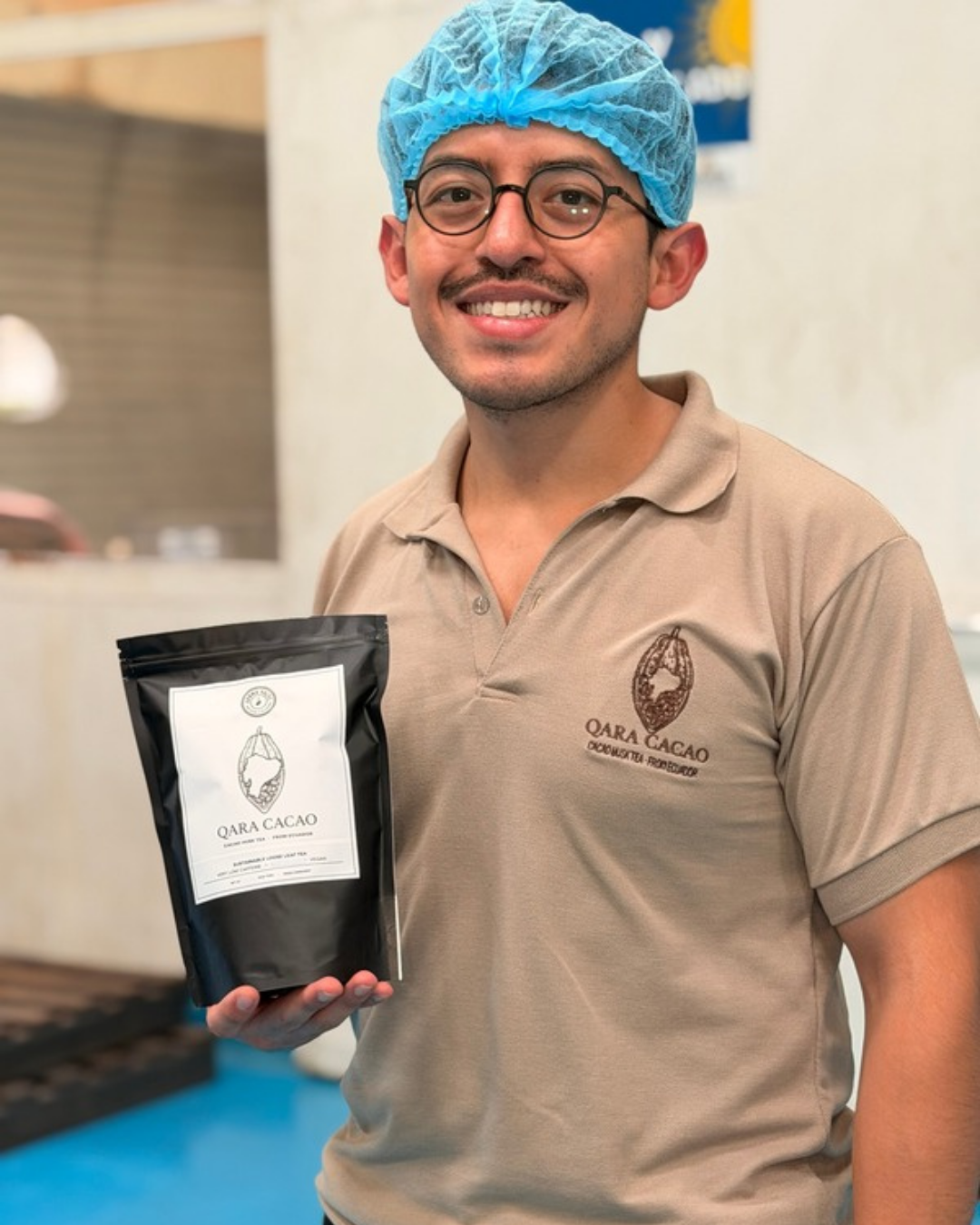 Man holding QaraCacao bag